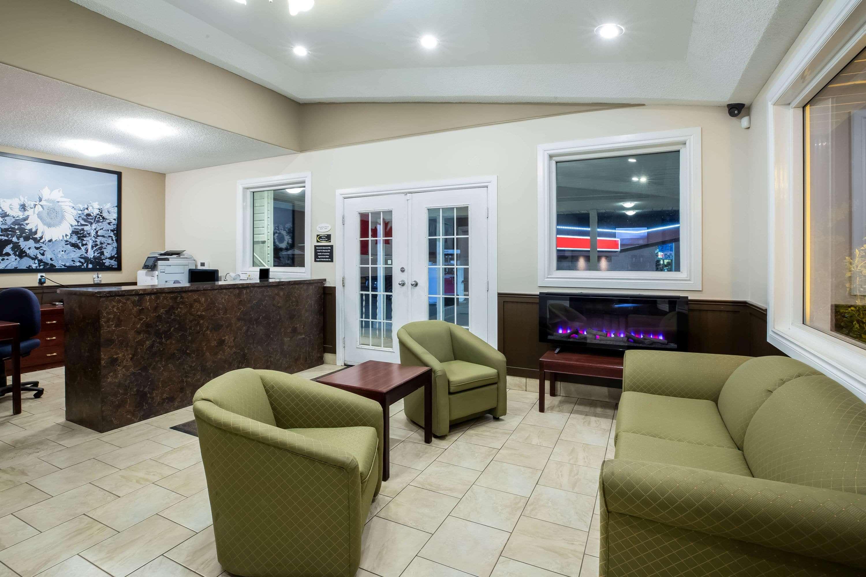 Super 8 By Wyndham Smoky Lake Luaran gambar